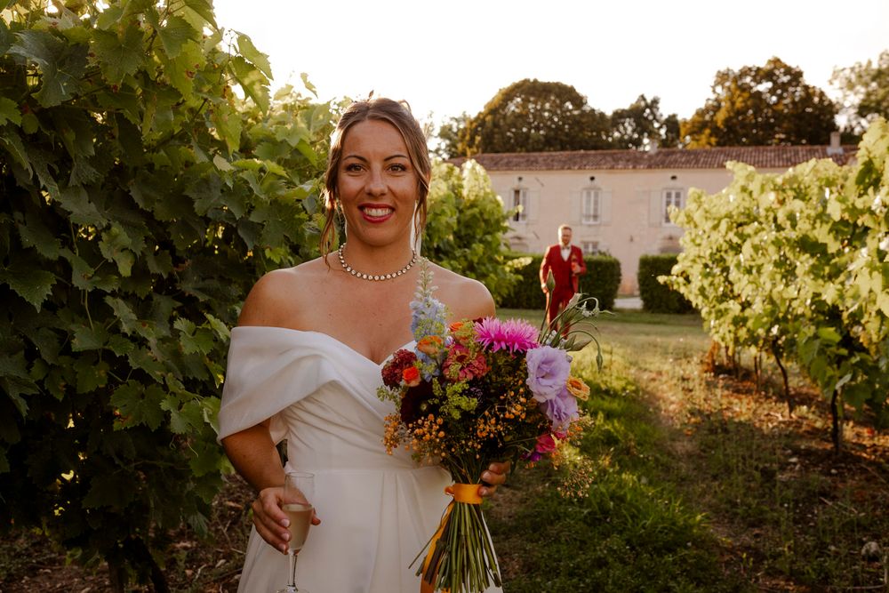 Photo de couple dans les vignes du Logis de La Grosse Pierre en Charente-Maritime