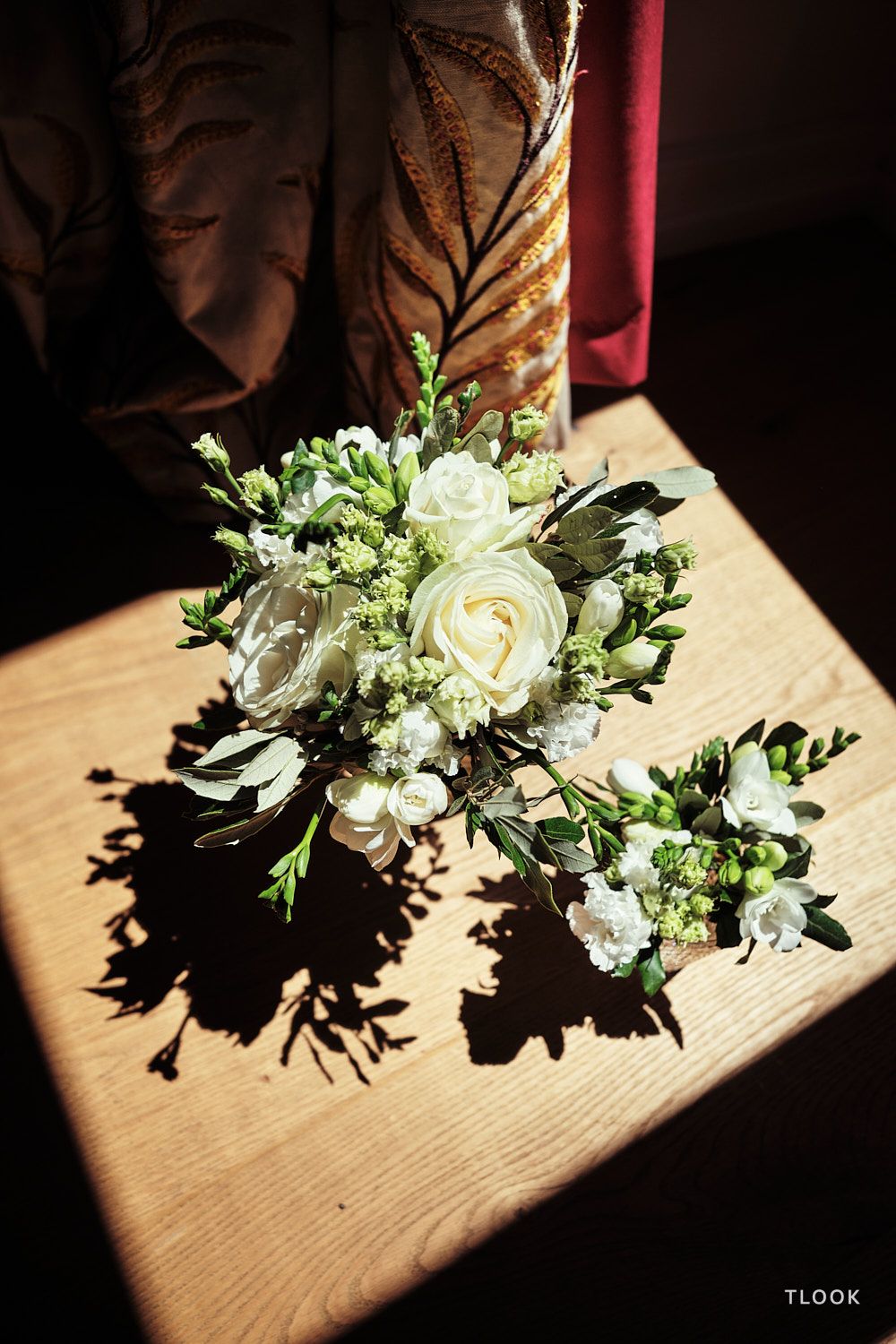 TLOOK photographe de mariage de style documentaire, aux trois couronnes de vevey préparatifs de la mariée détails bouquet