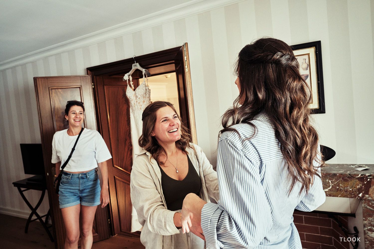 TLOOK photographe de mariage de style documentaire, aux trois couronnes de vevey préparatifs de la mariée