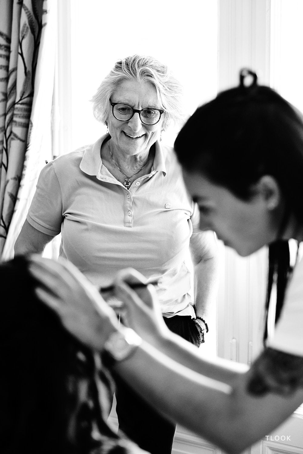 TLOOK photographe de mariage de style documentaire, aux trois couronnes de vevey préparatifs de la mariée maquillage
