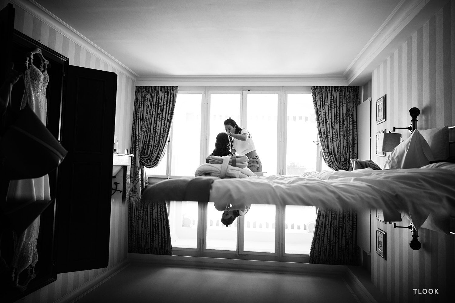 TLOOK photographe de mariage de style documentaire, aux trois couronnes de vevey préparatifs de la mariée maquillage