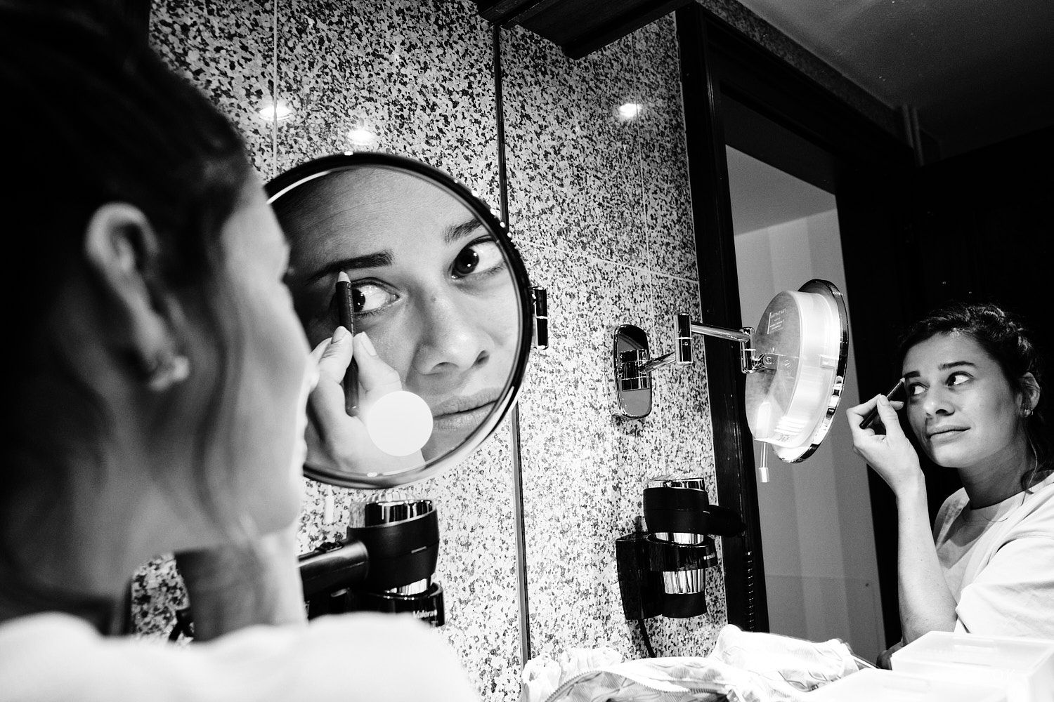 TLOOK photographe de mariage de style documentaire, aux trois couronnes de vevey préparatifs de la mariée maquillage