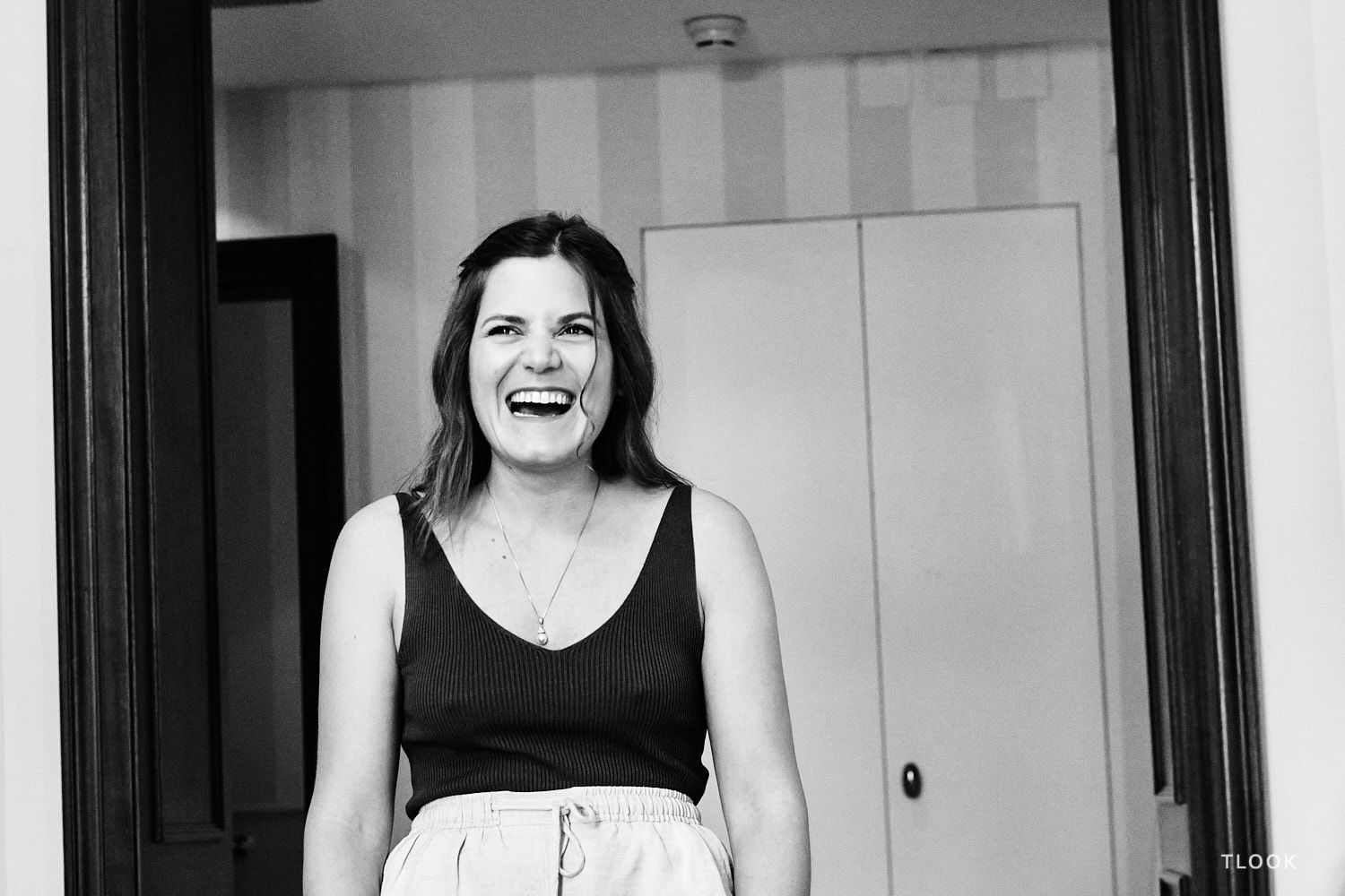 TLOOK photographe de mariage de style documentaire, aux trois couronnes de vevey préparatifs de la mariée amie