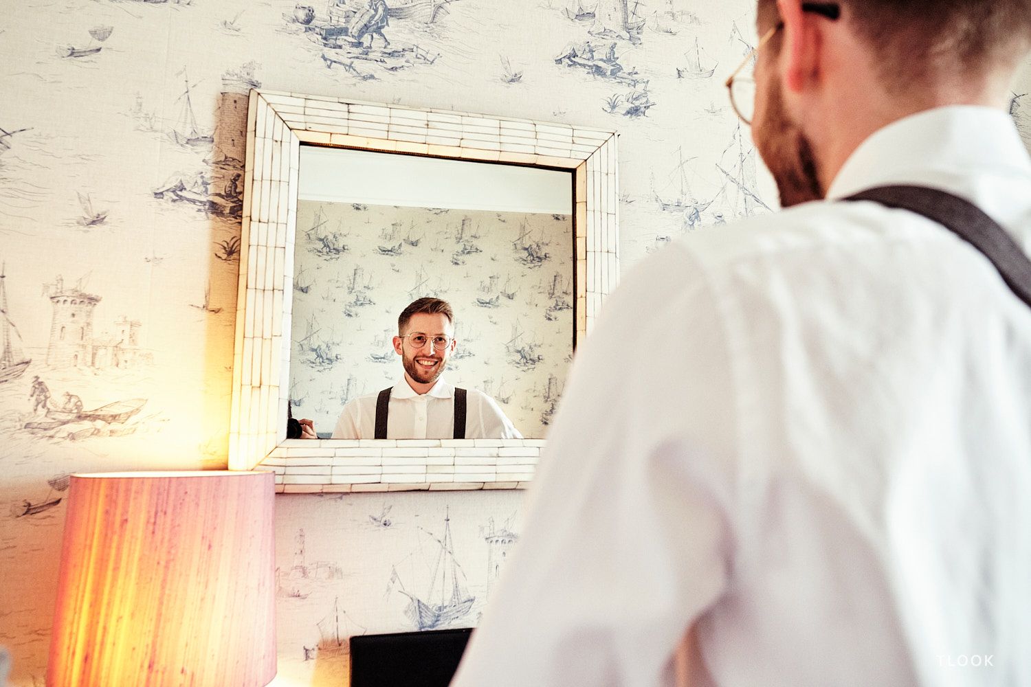 TLOOK photographe de mariage de style documentaire, aux trois couronnes de vevey préparatifs du marié