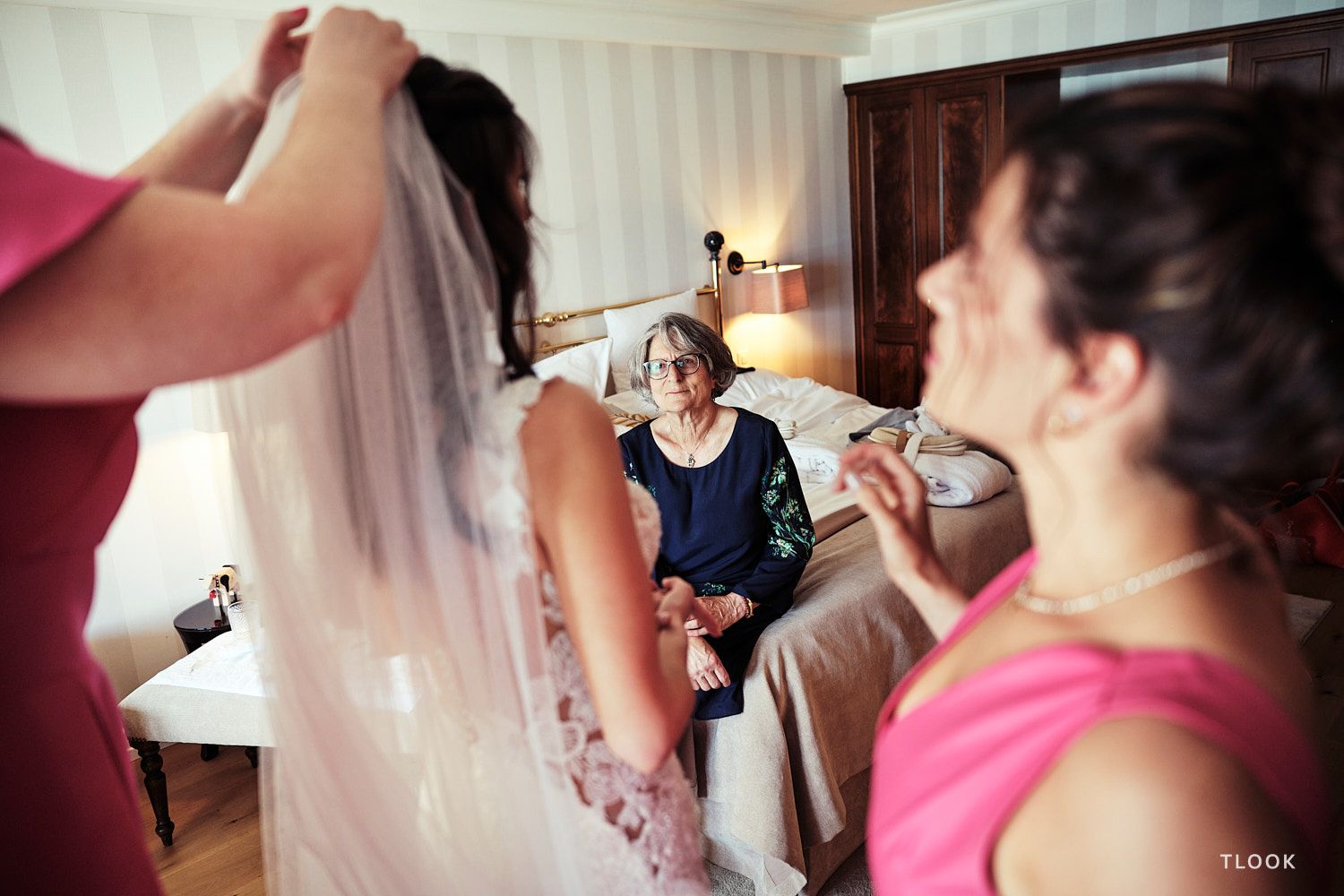 TLOOK photographe de mariage de style documentaire, aux trois couronnes de vevey préparatifs de la mariée voile