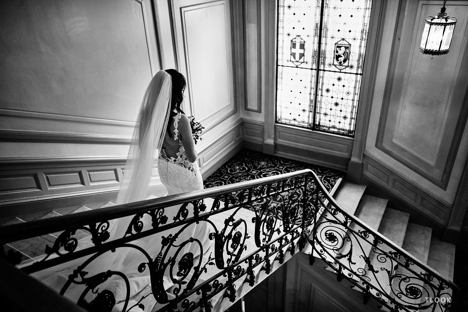 TLOOK photographe de mariage de style documentaire, aux trois couronnes de vevey portrait mariée escalier
