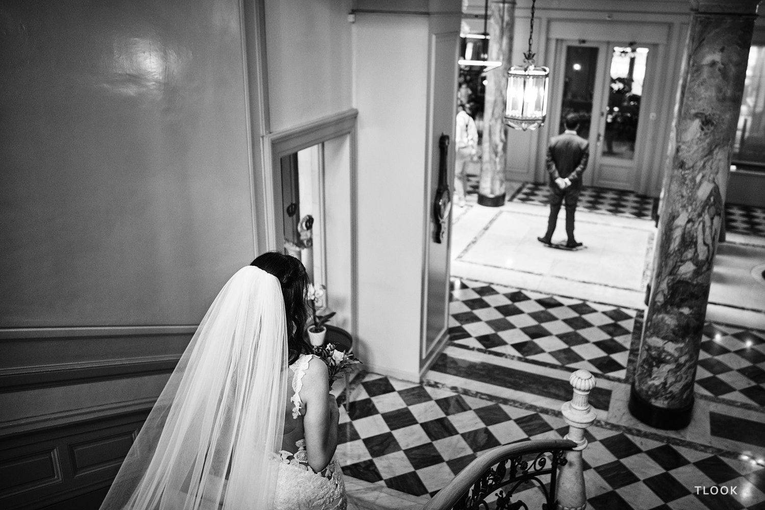 TLOOK photographe de mariage de style documentaire, aux trois couronnes de vevey portrait mariés escaliers