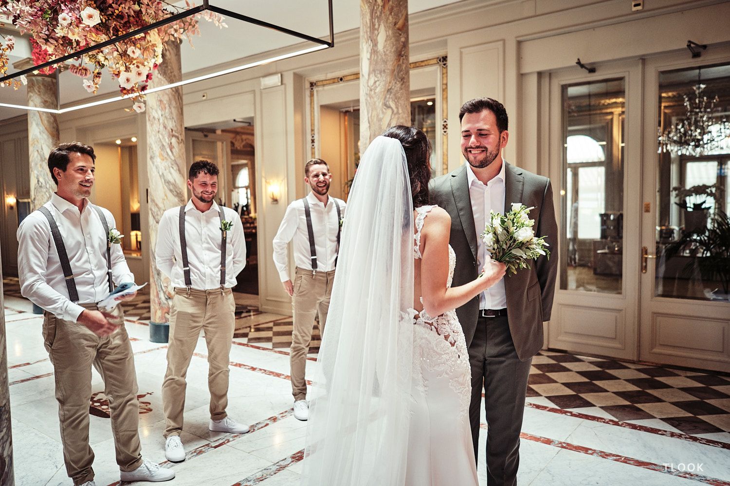 TLOOK photographe de mariage de style documentaire, aux trois couronnes de vevey portrait mariés