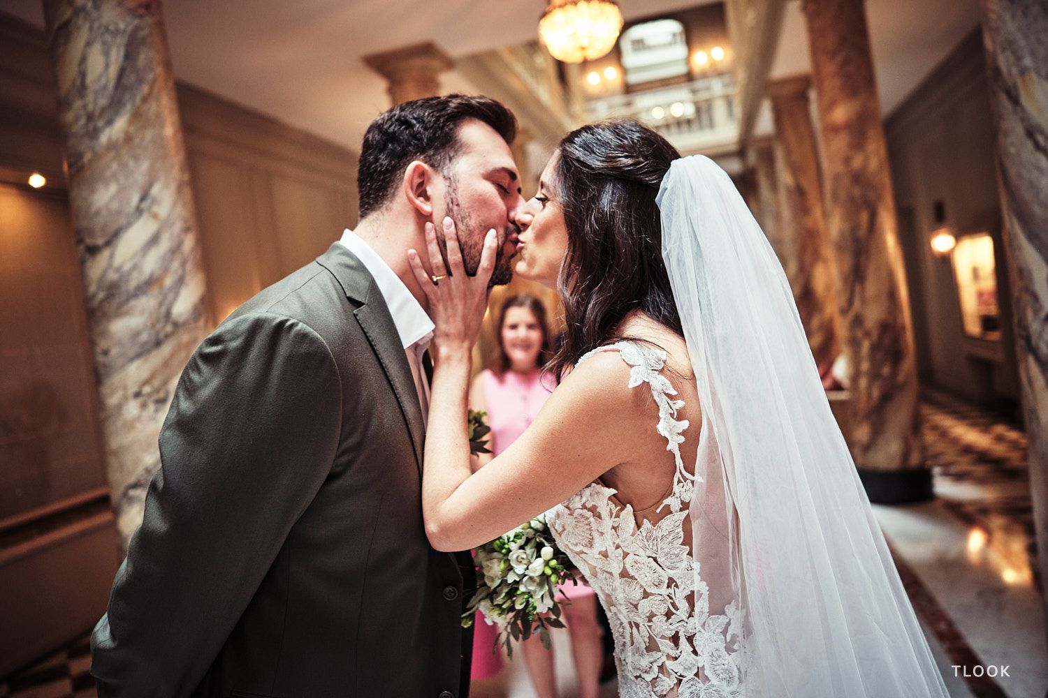 TLOOK photographe de mariage de style documentaire, aux trois couronnes de vevey portrait mariés
