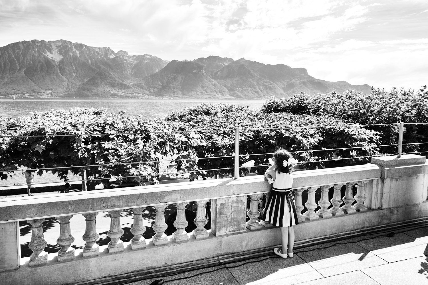 TLOOK photographe de mariage de style documentaire, aux trois couronnes de vevey terrasse cérémonie