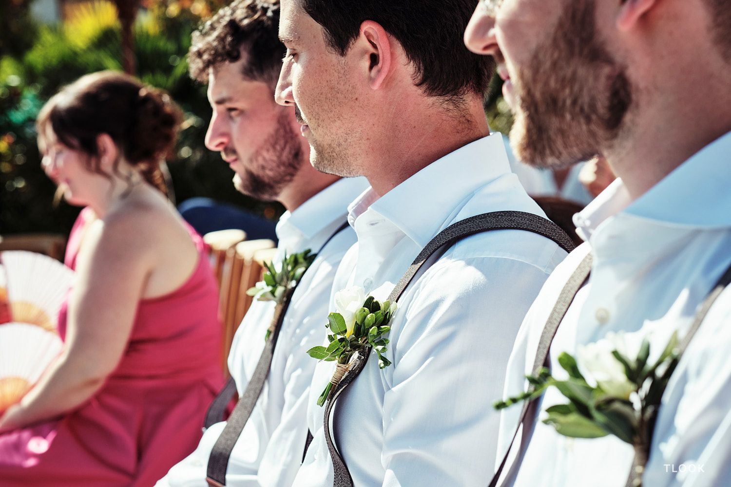 TLOOK photographe de mariage de style documentaire, aux trois couronnes de vevey terrasse cérémonie détails garçons d'honneur