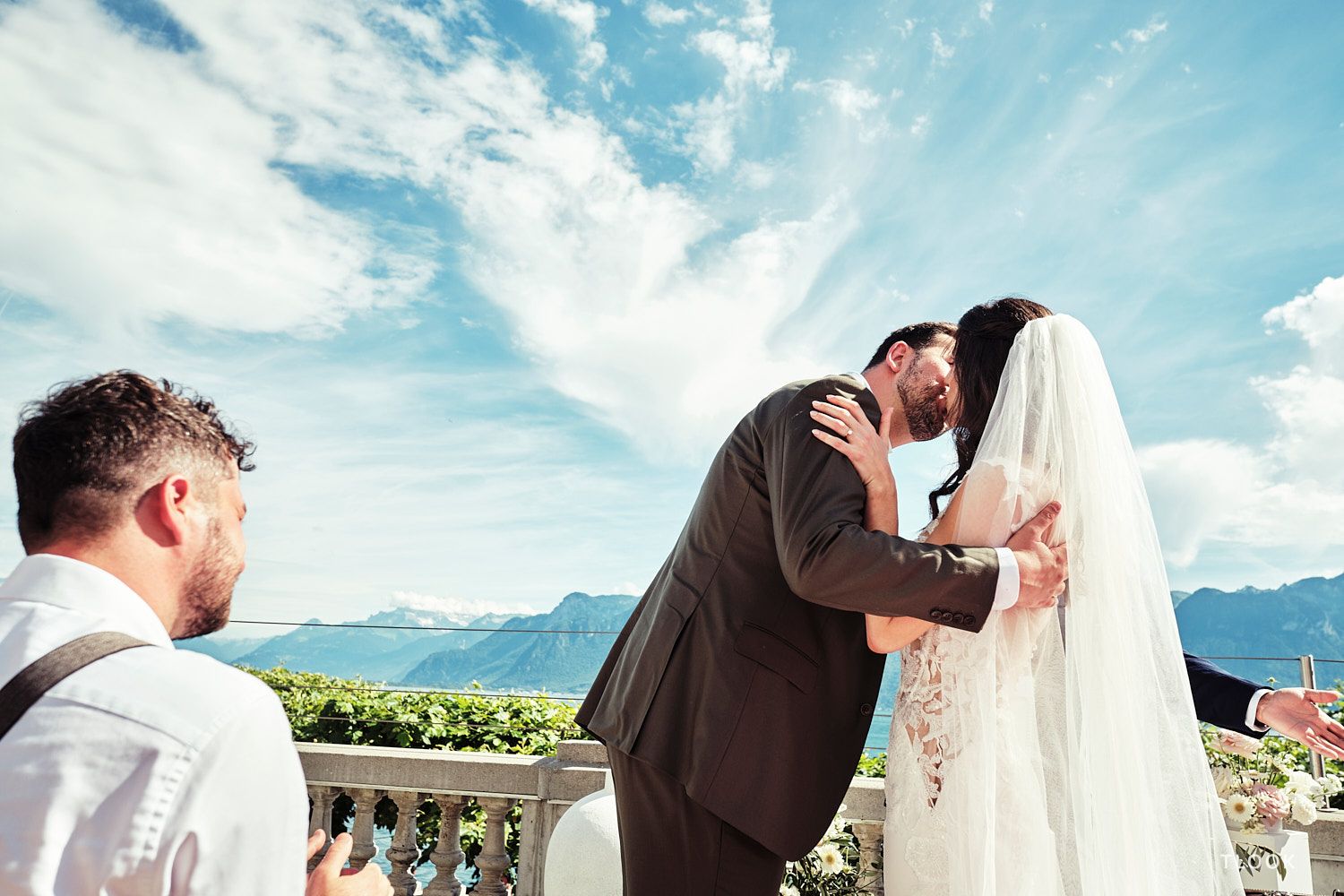 TLOOK photographe de mariage de style documentaire, aux trois couronnes de vevey terrasse cérémonie mariés qui s'embrassent