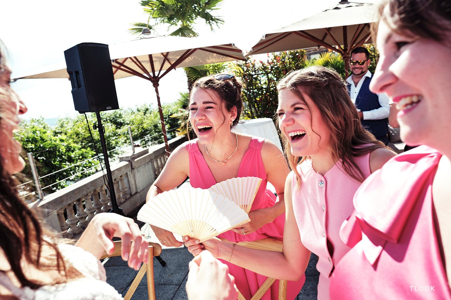 TLOOK photographe de mariage de style documentaire, aux trois couronnes de vevey cocktail terrasse demoiselles d'honneur