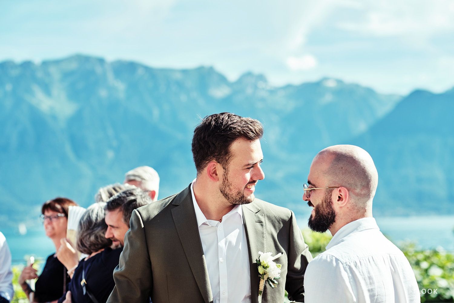 TLOOK photographe de mariage de style documentaire, aux trois couronnes de vevey cocktail terrasse portraits invités