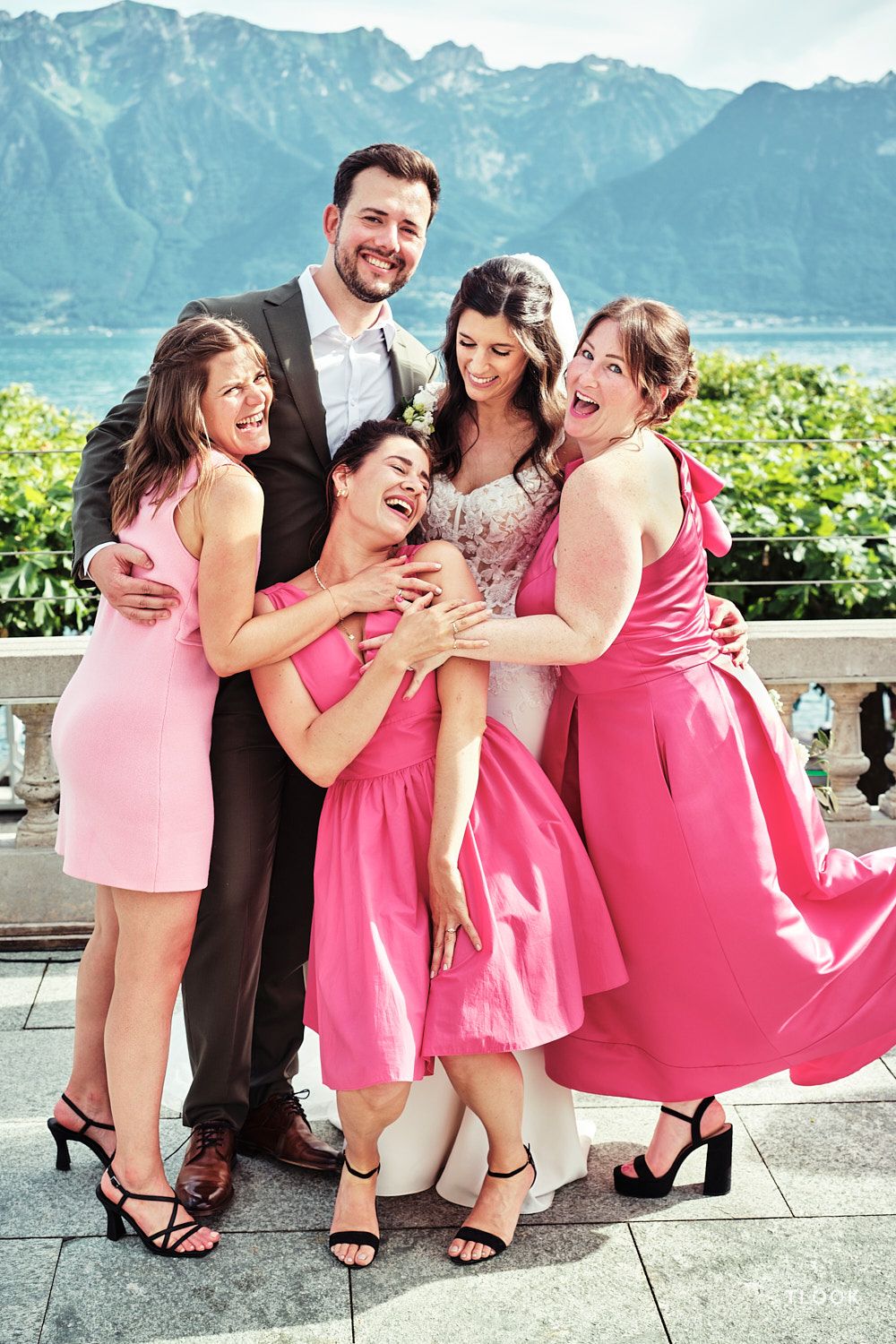 TLOOK photographe de mariage de style documentaire, aux trois couronnes de vevey groupe portraits terrasse