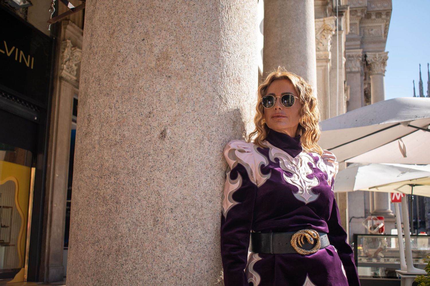 Ritratti urbani di impatto che esaltano il tuo stile unico. Il paesaggio urbano è lo sfondo perfetto per fotografie audaci ed espressive.