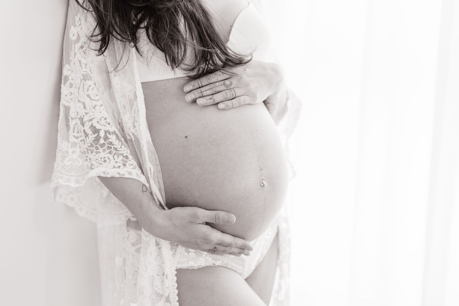 Photographe de maternité et nouveau-né à Saint-Augustin-de-Desmaures. Séance photo en studio, garde-robe cliente disponible.