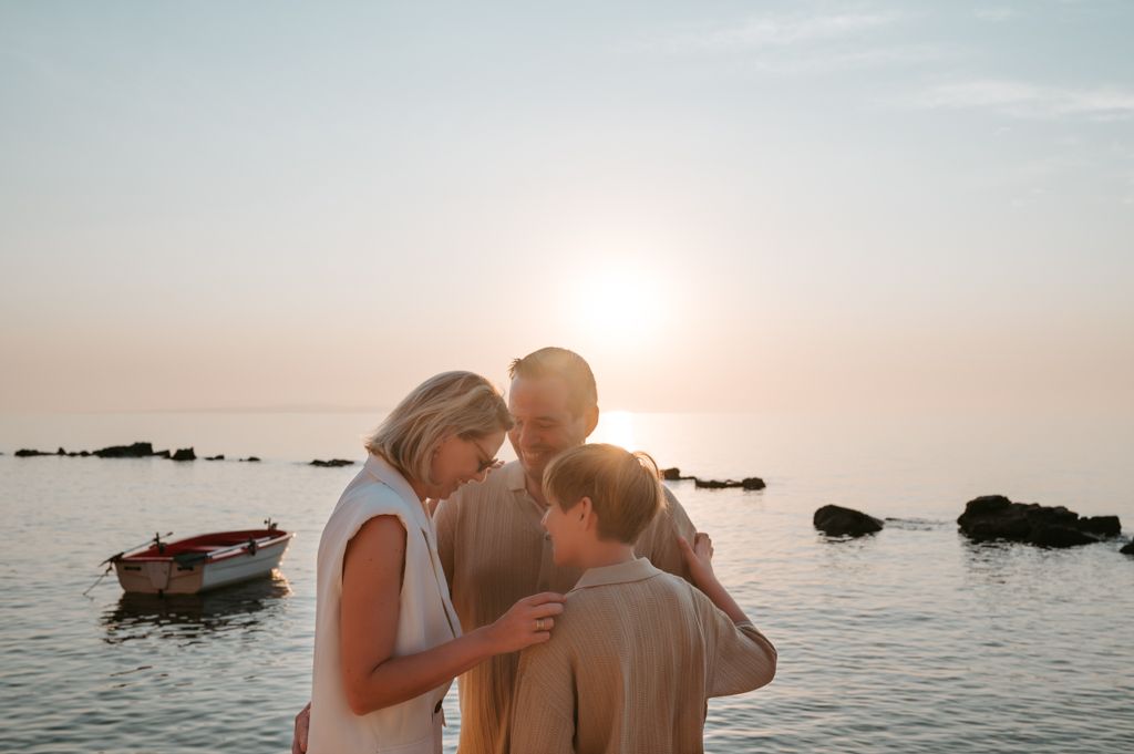 Melissa Stuer Photography Moedershapsfotograaf Moerbeke Oost-Vlaanderen
gezinsfotograaf gezinsfoto gezin tijdens zonsopgang aan het strand