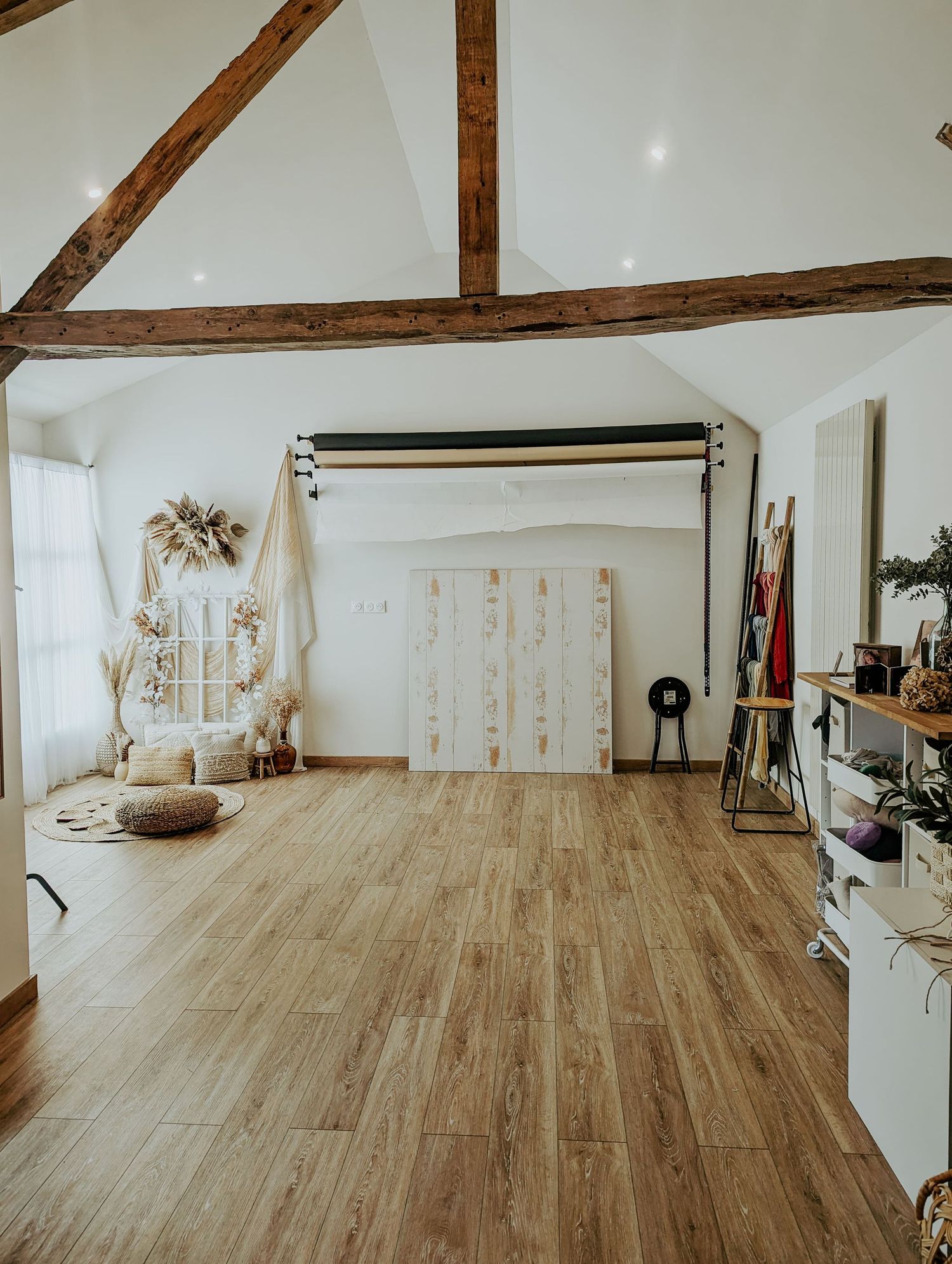 Studio photo à Villers Saint Barthélémy proche beauvais avec un décor bohème mais également des fonds studio pour varier vos envies