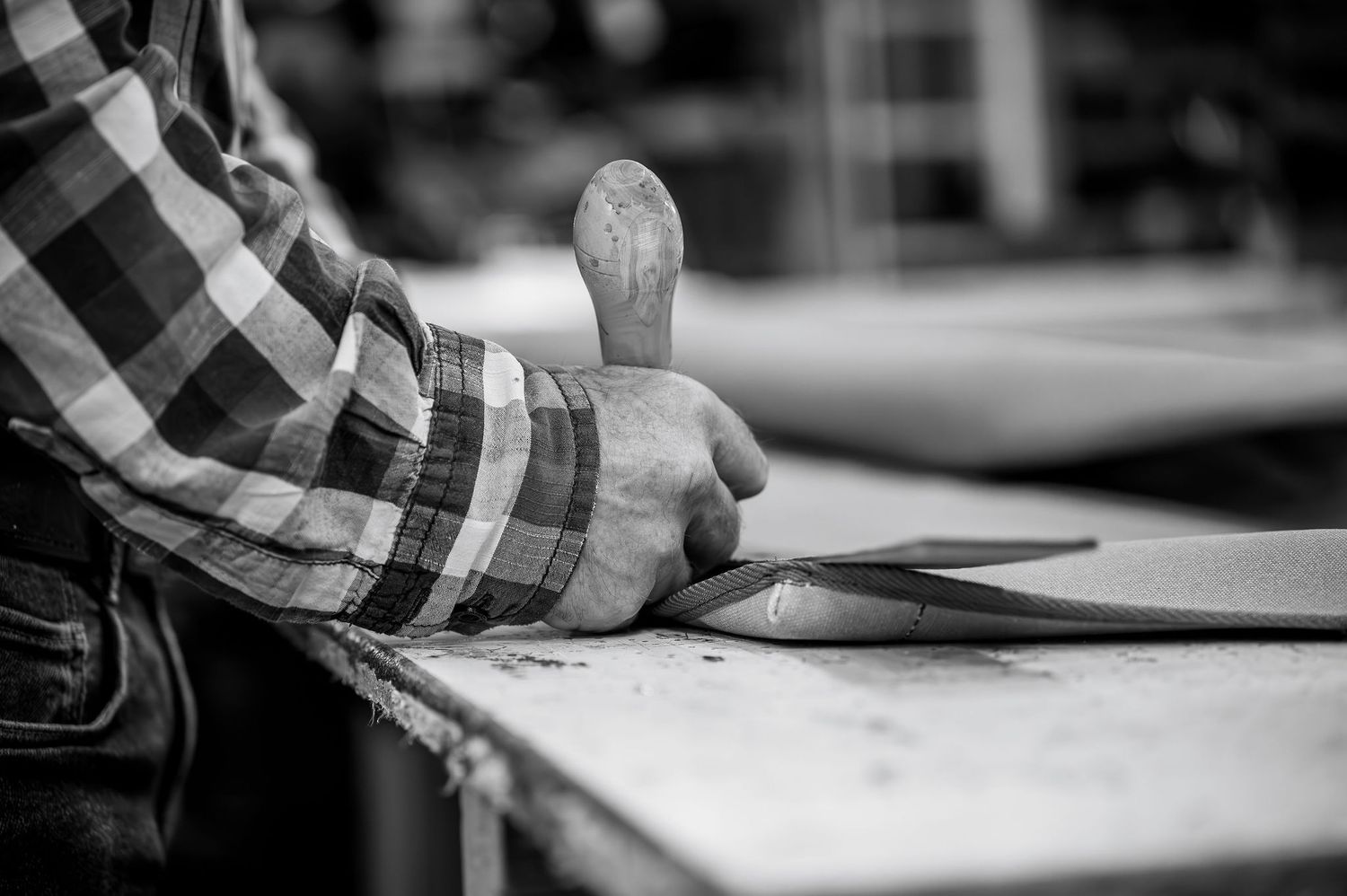Geste traditionnel d’un artisan bourrelier en Sologne ; photographie documentaire du savoir‑faire d’excellence Centre‑Val  de  Loire.