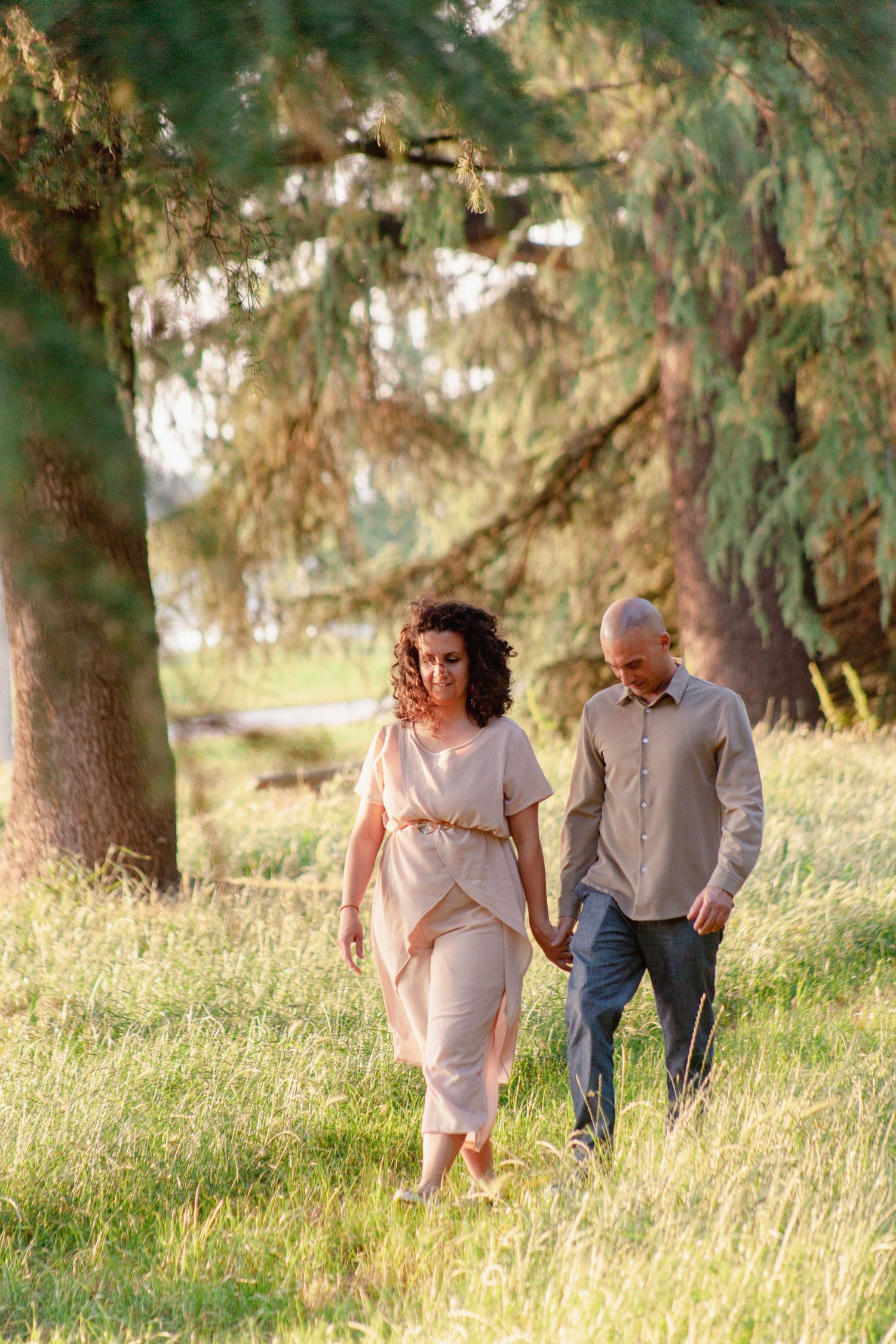 uomo e donna passeggiano nel parco dell'Idroscalo