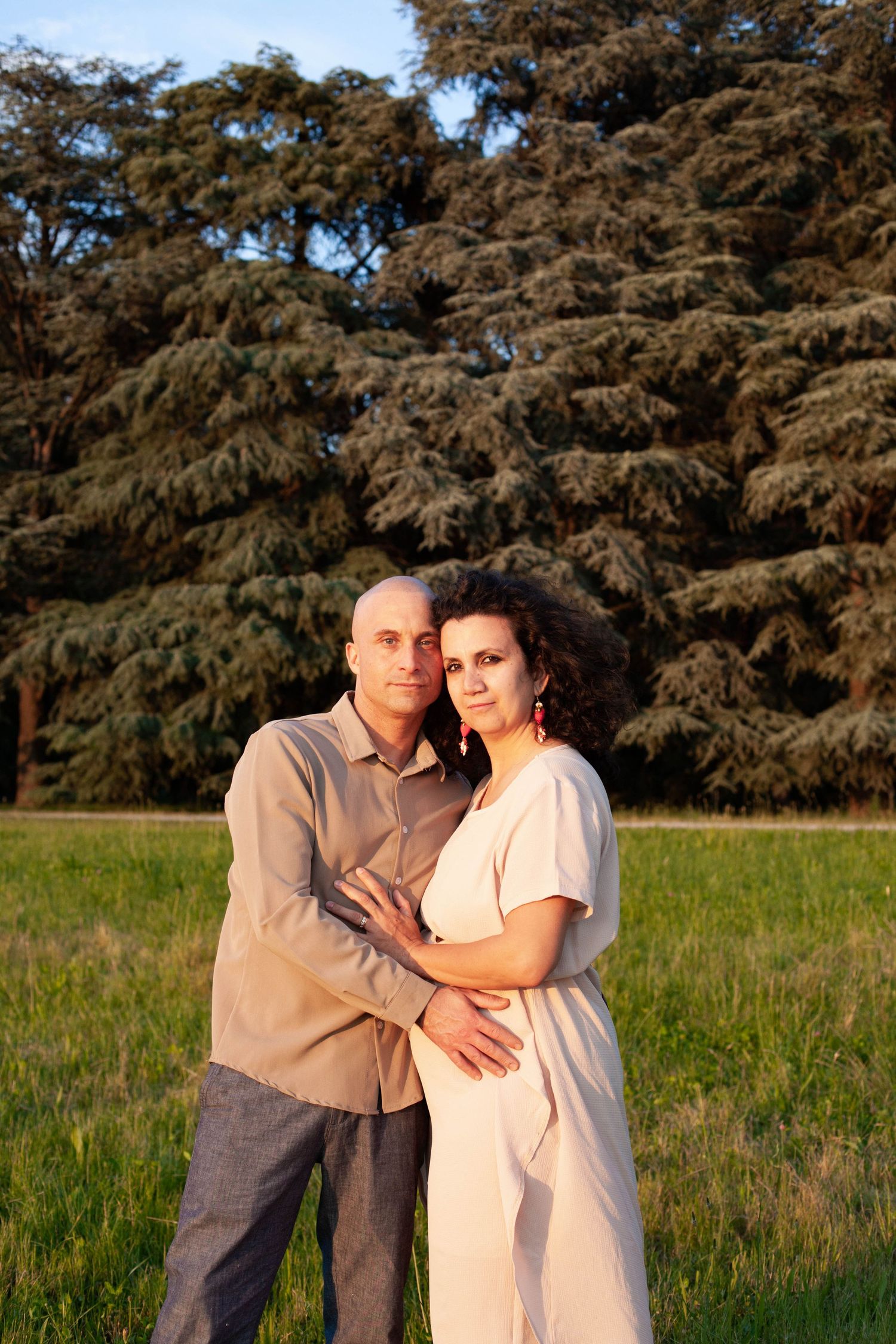 uomo e donna al tramonto abbracciati