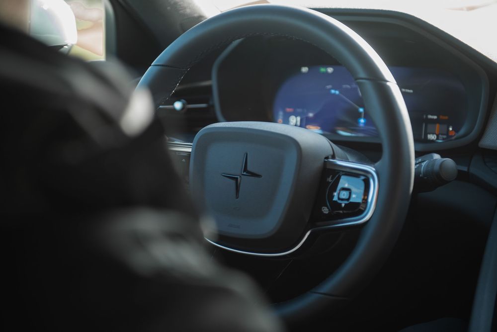 Intérieur moderne d'une voiture avec volant éclairé et tableau de bord numérique. Florent Vause