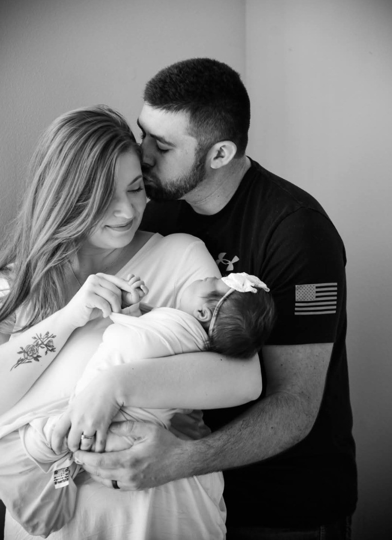 Newborn session, indoor, black and white