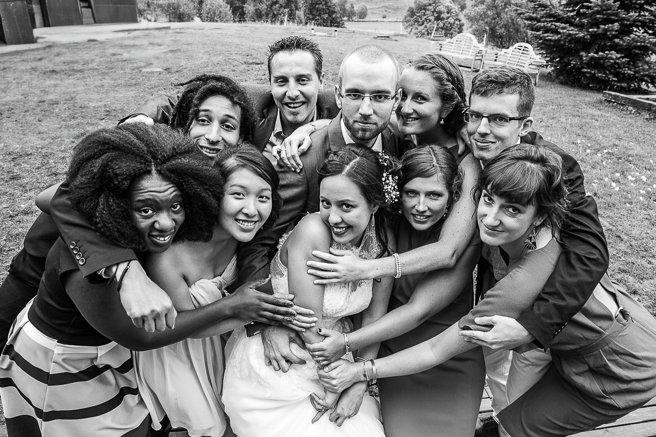 Photos de groupe lors d'un Mariage décalé et authentique