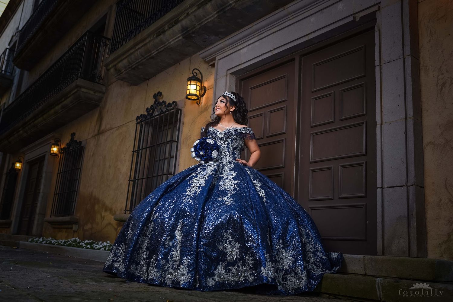 Fotografía de quinceañera en Dallas Texas capturando emociones reales y momentos espontáneos durante la celebración