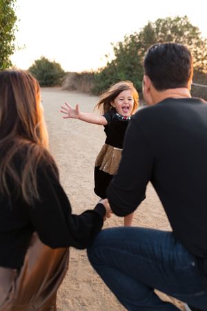 Timeless family portraits in Orange County! Capture love, laughter, and real moments with a stress-free, fun photoshoot
