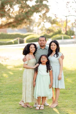 Create lasting memories with a professional Orange County family photographer. Book your session for stunning, natural portraits!