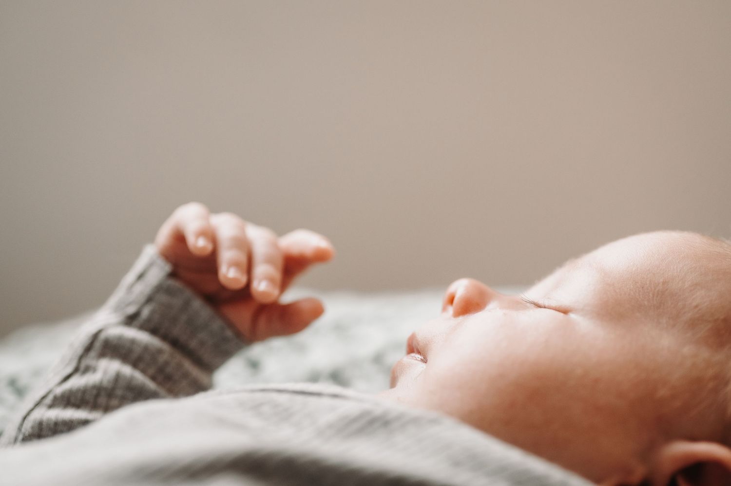 Séance photos bébé nouveau né en Alsace entre Strasbourg et Mulhouse
