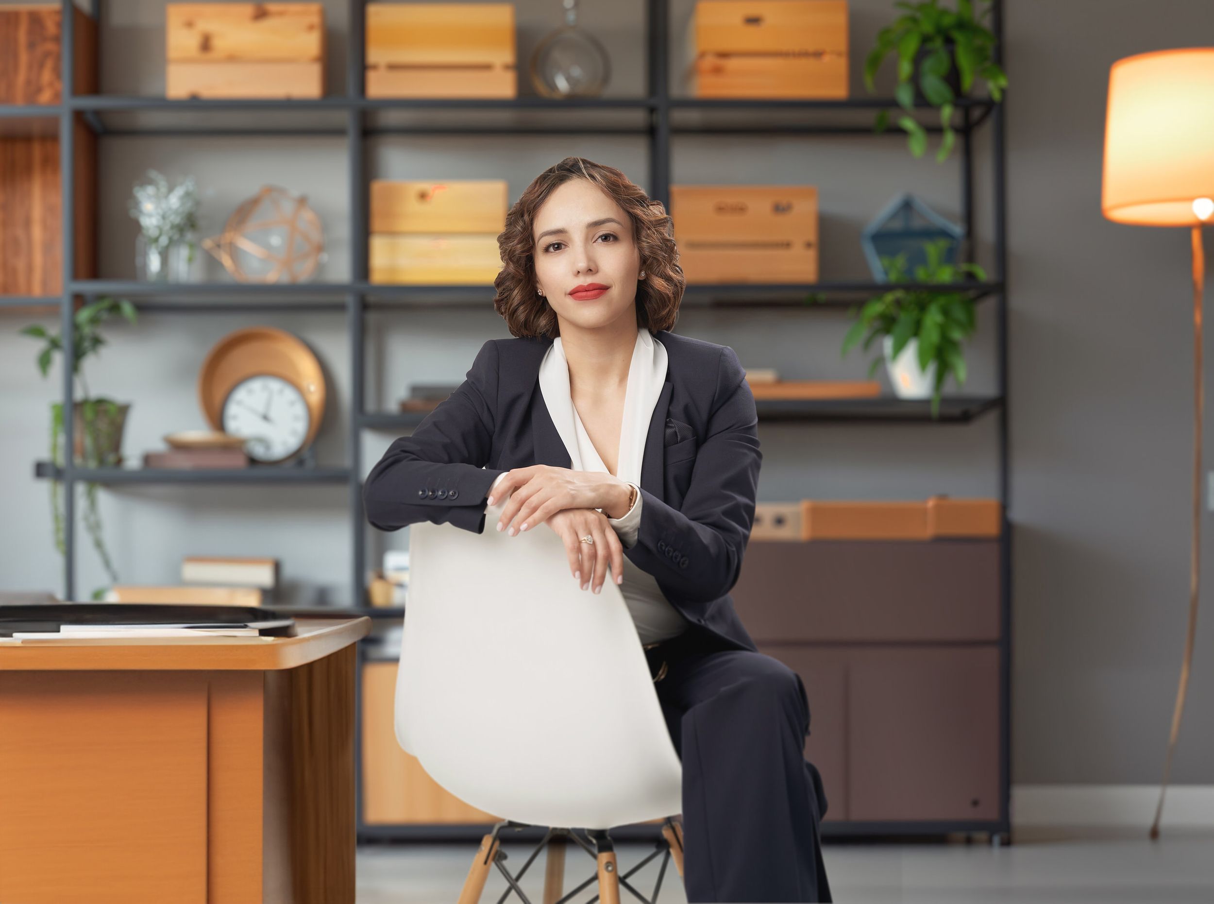Retrato Corporativo de Gerente comercial con un librero de fondo
