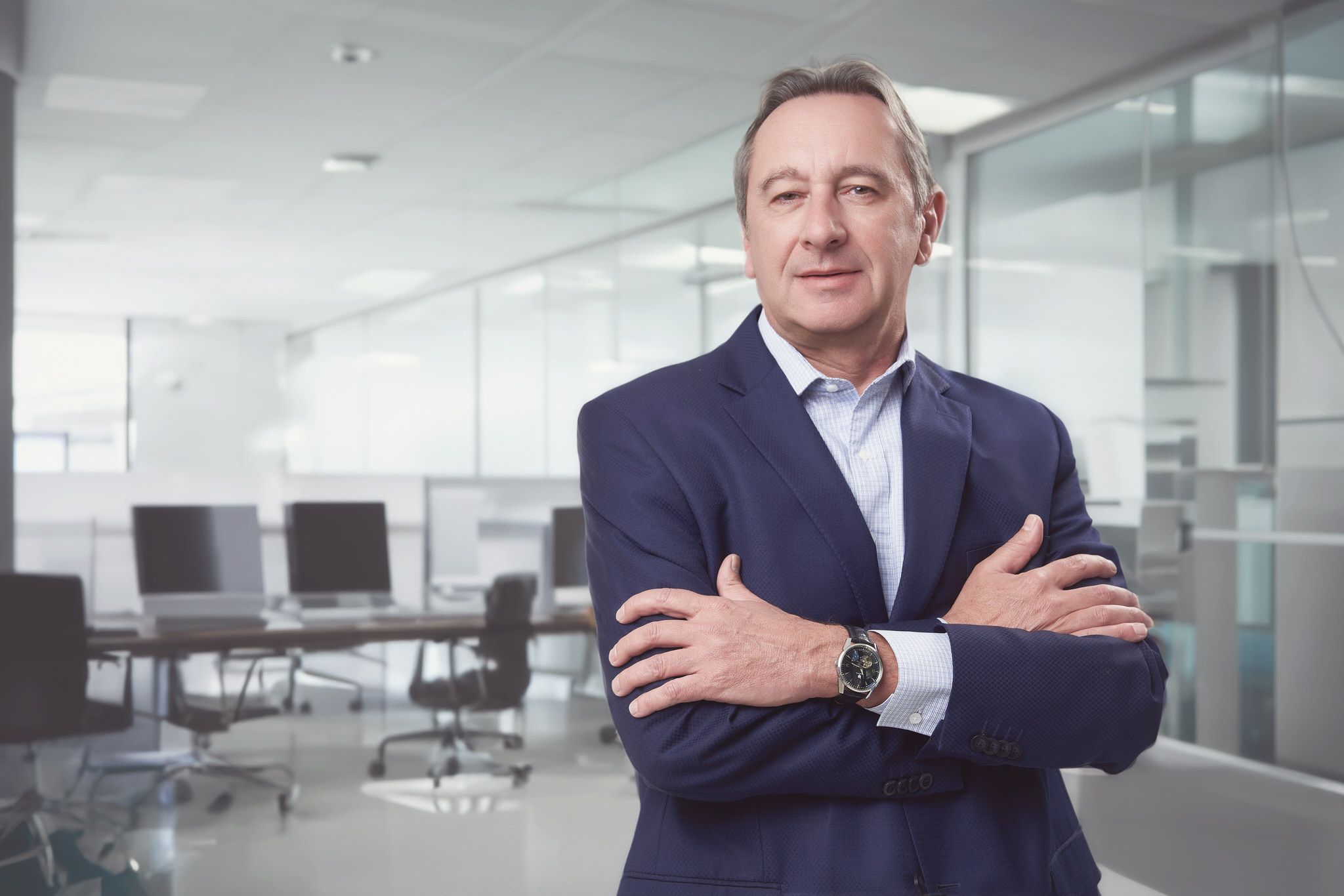 Headshot de asesor de ventas  en oficina corporativa