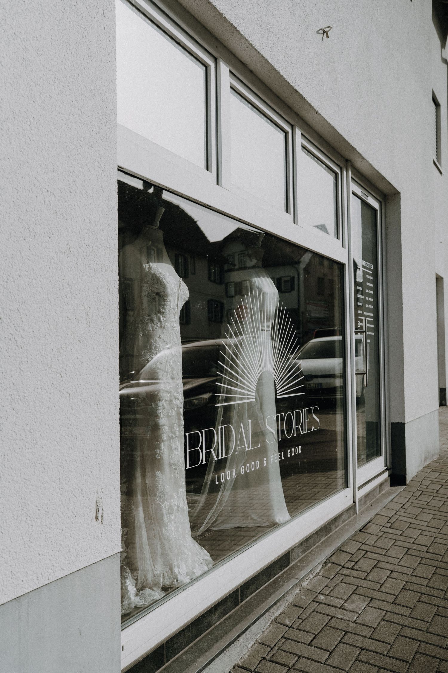 Starke Marken brauchen starke Bilder. Ein Brand Shooting zeigt, wer du bist und wofür du stehst. Brautmodengeschäft.