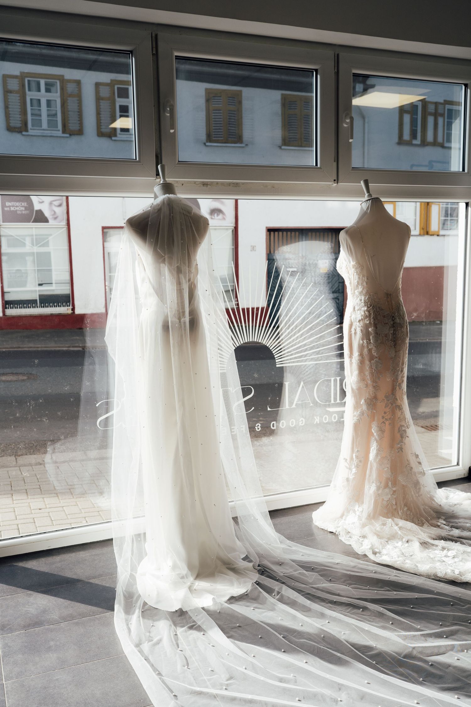 Starke Marken brauchen starke Bilder. Ein Brand Shooting zeigt, wer du bist und wofür du stehst. Brautmodengeschäft.