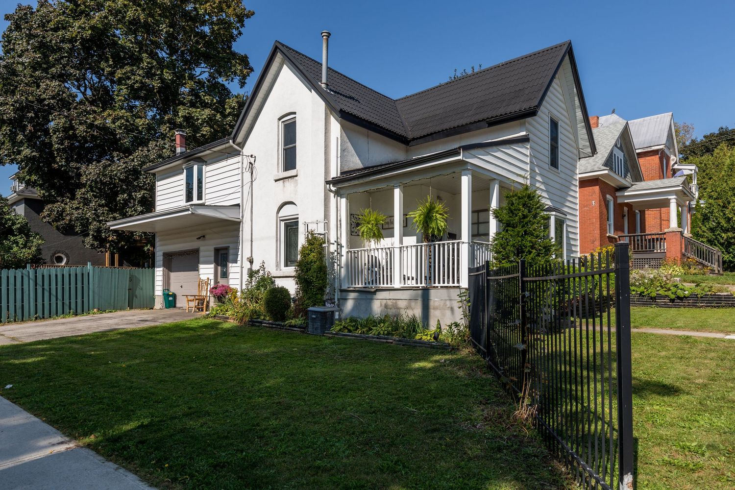 A photo of a detached home in Orillia Ontario for a real estate listing in North Simcoe County photographed by Sarah Tennant