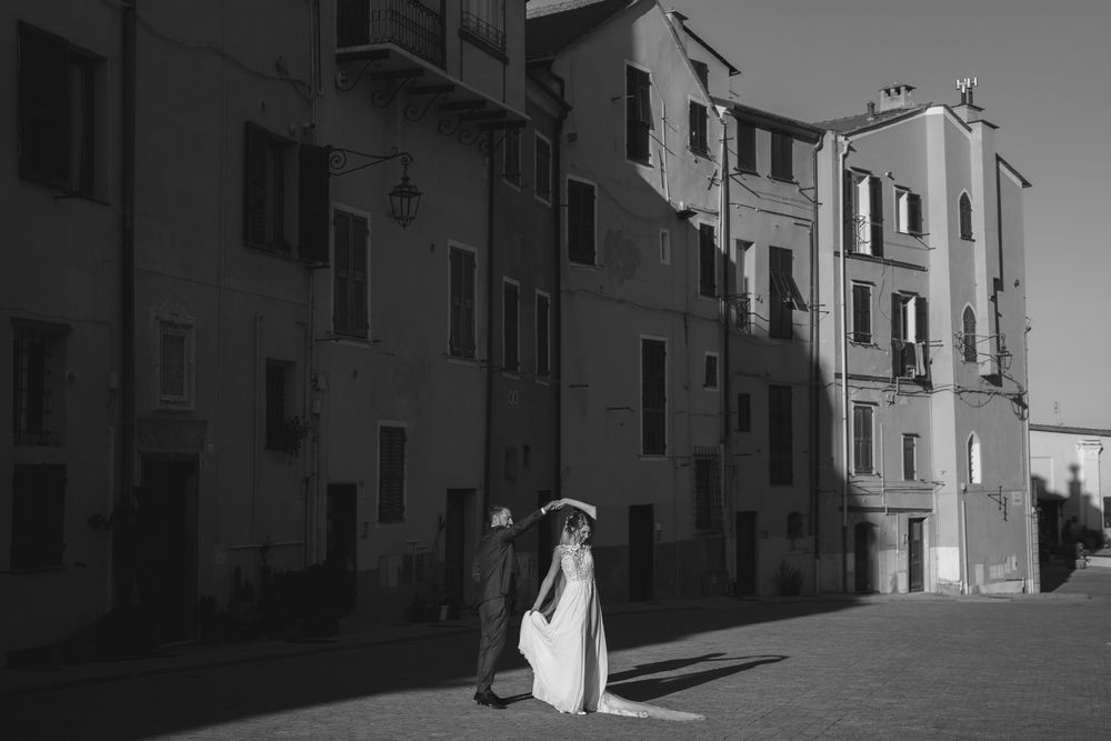 gli sposi durante le foto del loro matrimonio al parasio di imperia