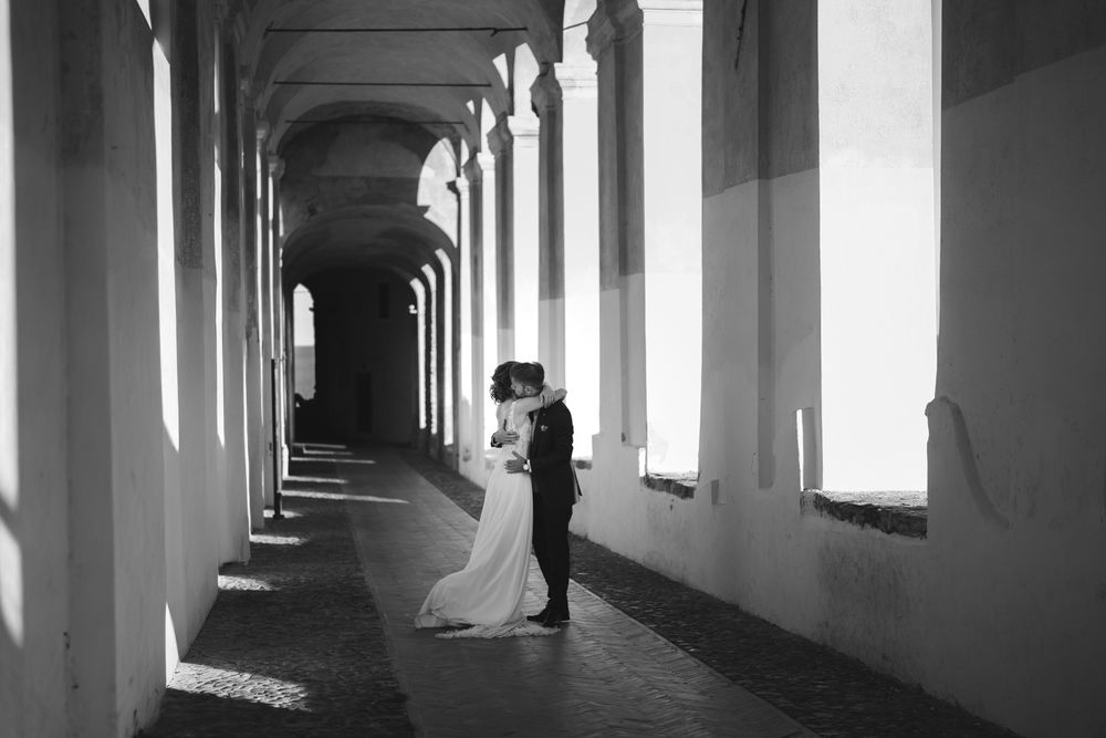 foto degli sposi che si abbracciano alle logge di santa chiara durante lo shooting