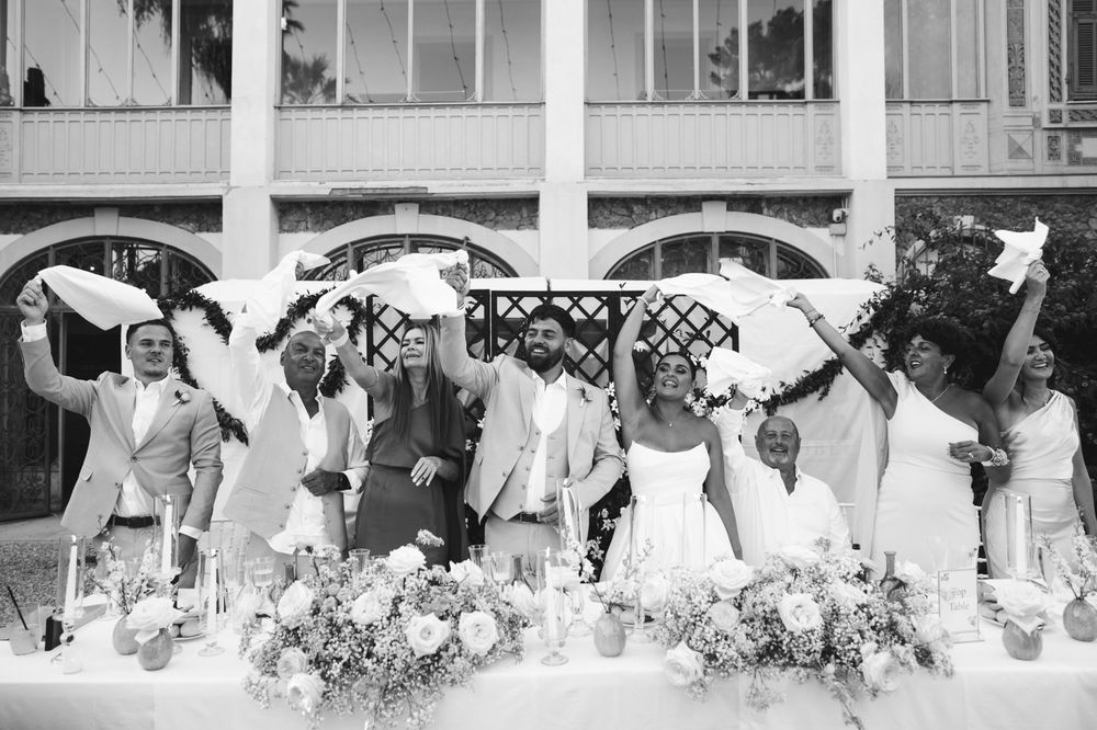 The newlyweds and the newlyweds' table waved handkerchiefs at Villa Nobel.