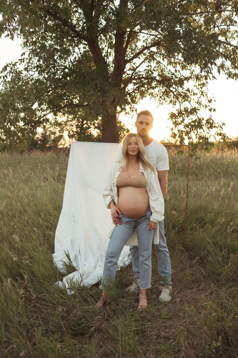 Sioux Falls maternity photo session with an intimate, effortless, and natural style.