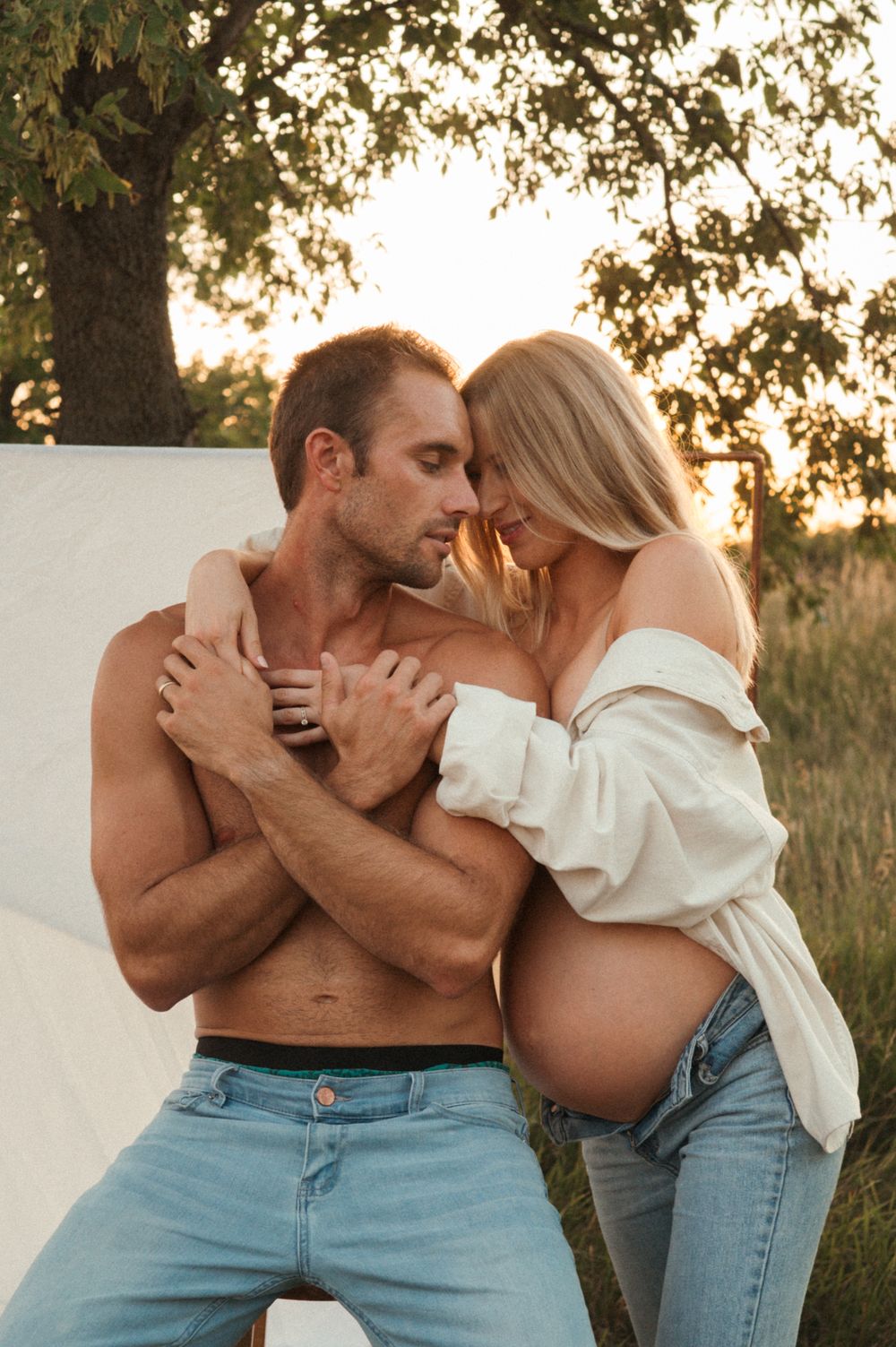 Natural outdoor maternity photography in Sioux Falls with an intimate, editorial feel.