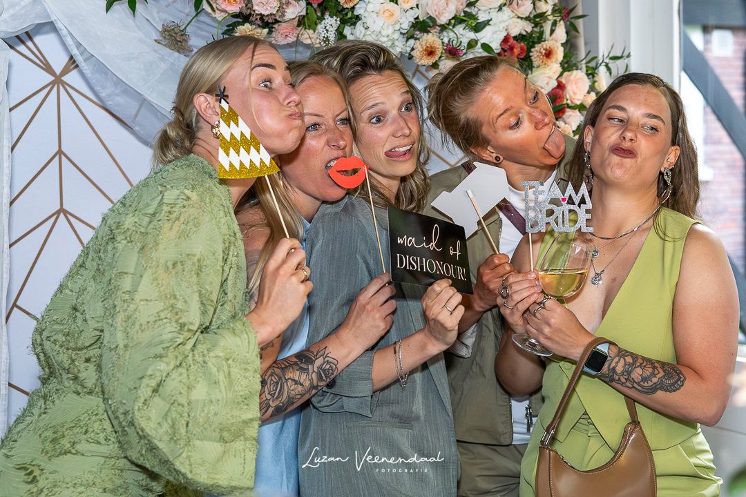 Vriendinnen maken een foto in de fotoboot van Fotoplezier tijdens de feestavond bruiloft Jesse & Sharon, Zoomers aan het Bos Castricum