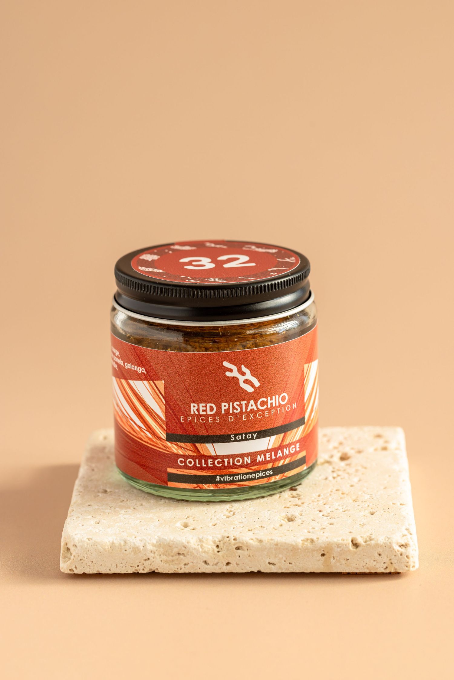 Red Pistachio Satay spice blend jar, Collection Melanges No.32, premium French spices in a glass jar with red label.