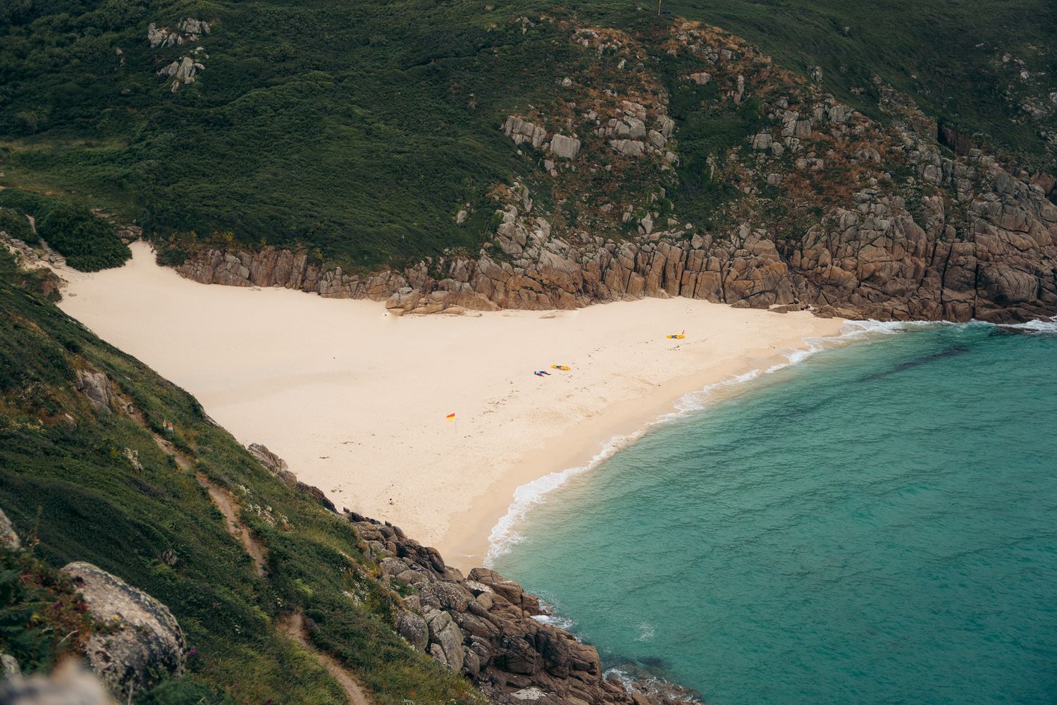 porthcurno beach dans les cornouailles en angleterre