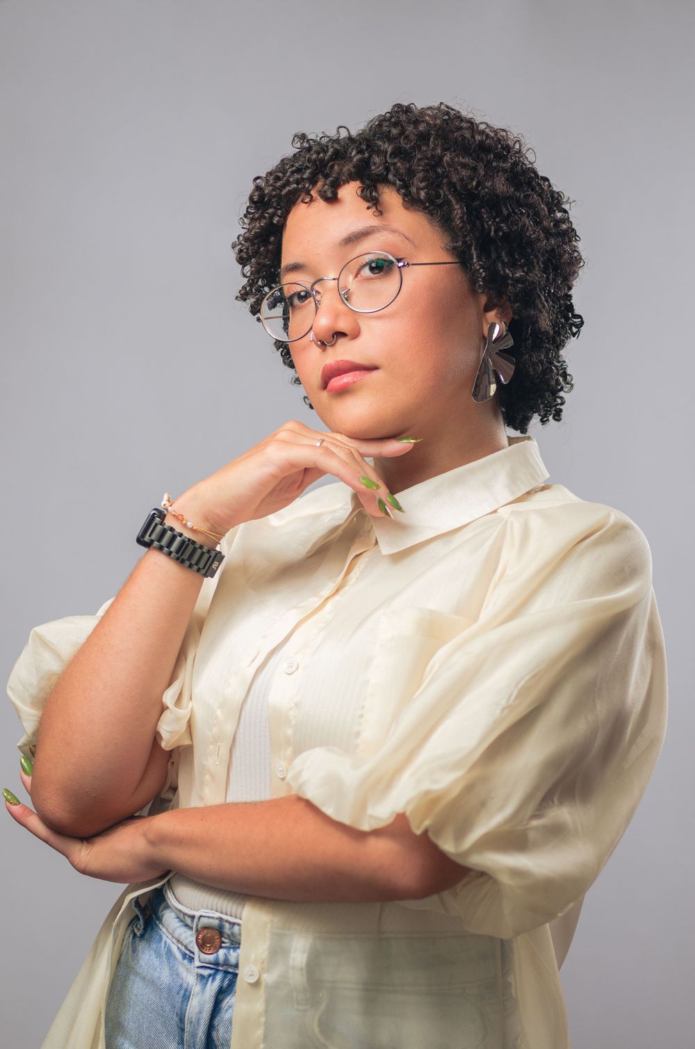 Retrato profissional feminino para criativas e empreendedoras. Ensaio em estúdio na Tijuca, Rio de Janeiro. Foto por Paulo Felix.