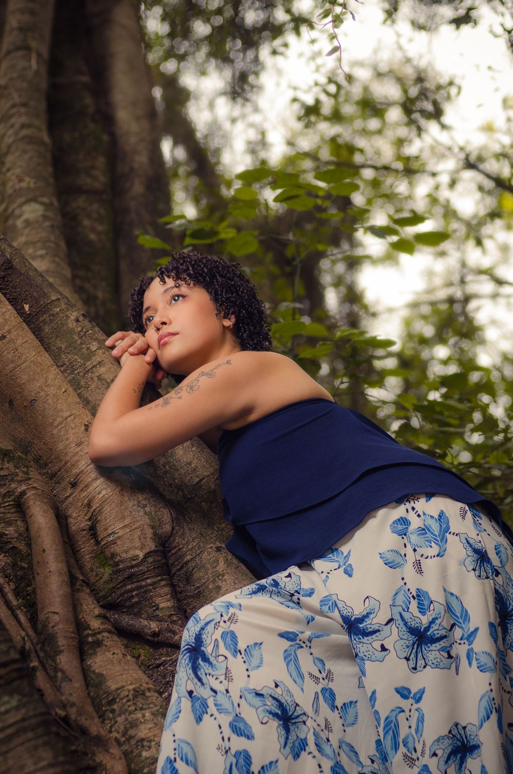 Fotografia de retrato feminino na Reserva do Grajaú, RJ. Ensaio externo com look azul em meio à natureza. Fotógrafo Paulo Felix.
