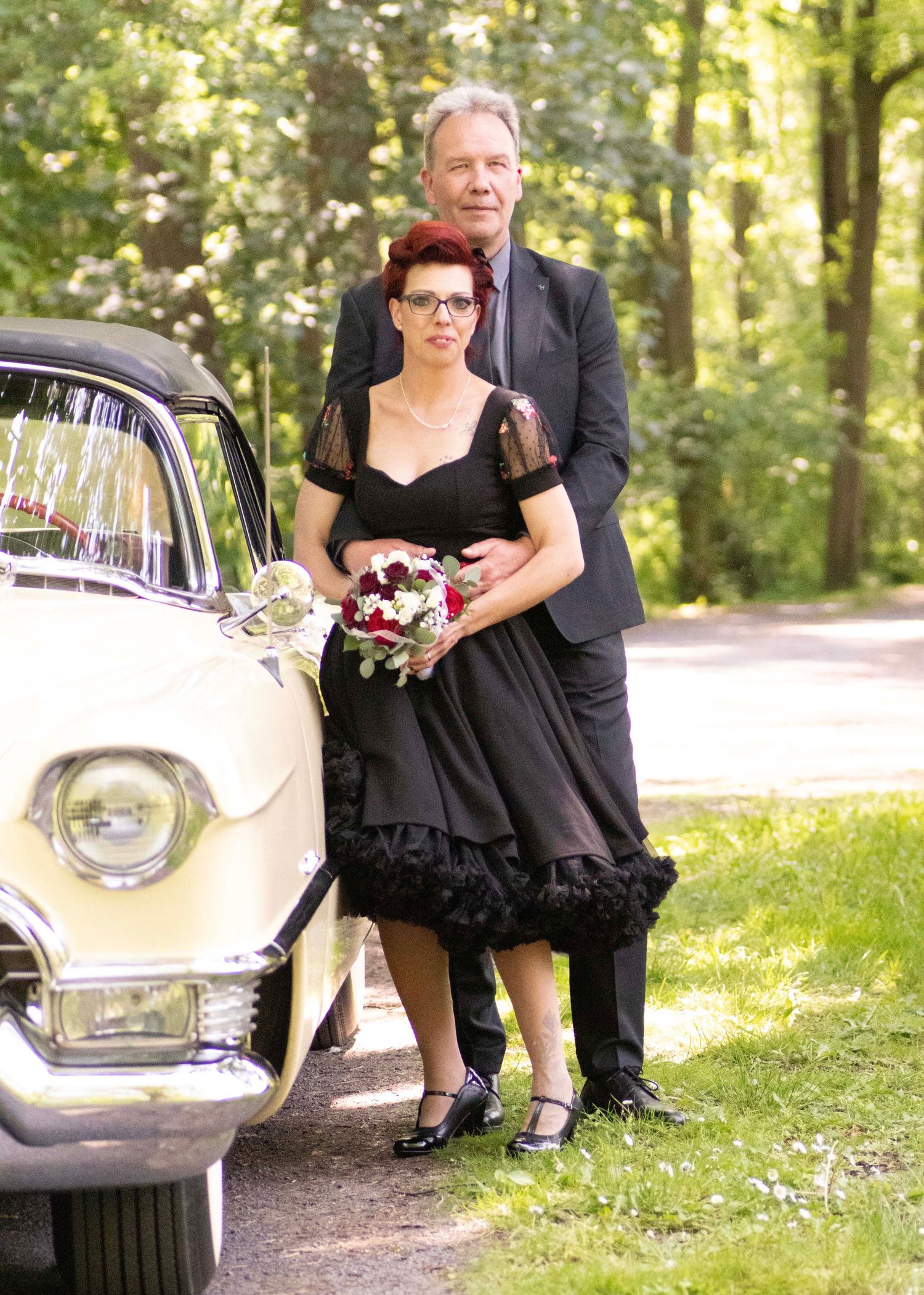 Brautpaar bei Hochzeitsshooting mit Oldtimer in der Region Hannover – Hochzeitsfotograf Hannover und Umgebung