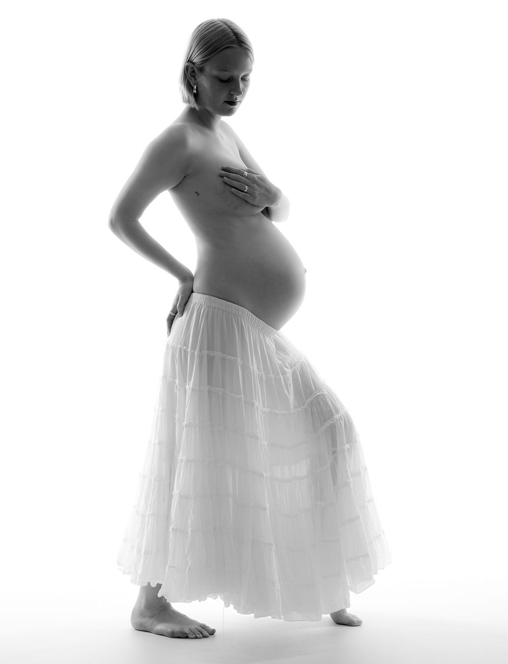 Gravid fotografering i naturligt lys – forevig din smukke ventetid hos Fotograf Kristian Bast · Book din fotosession på bybast.dk i dag!